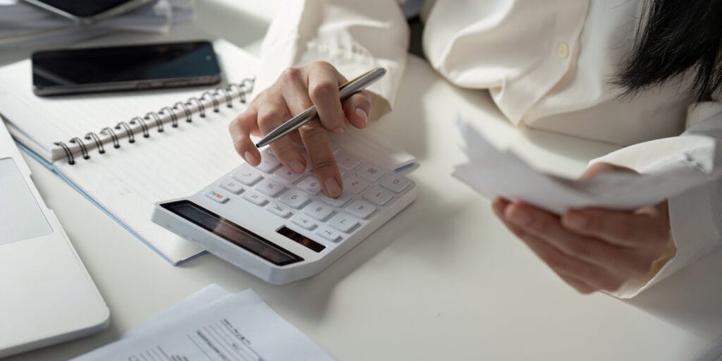 Aprenda a organizar suas finanças e comece a investir em seus planos com dicas práticas e um orçamento realista
