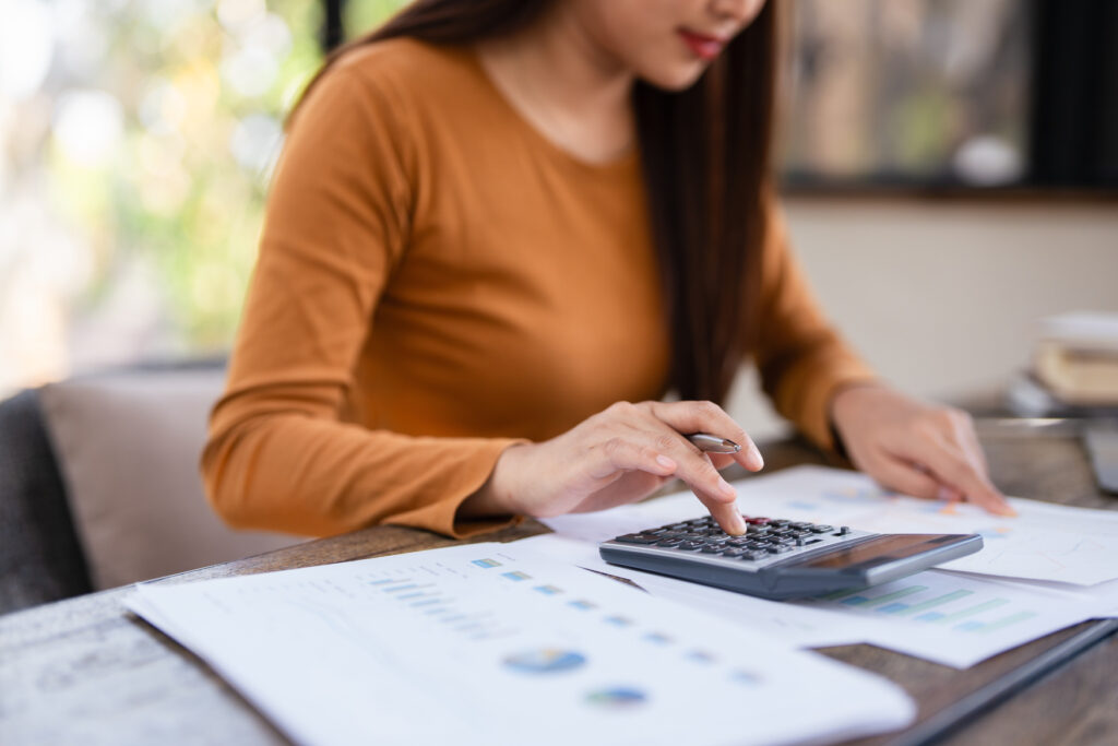 Descubra como se preparar para os gastos extras do início do ano com dicas práticas de organização e disciplina financeira.