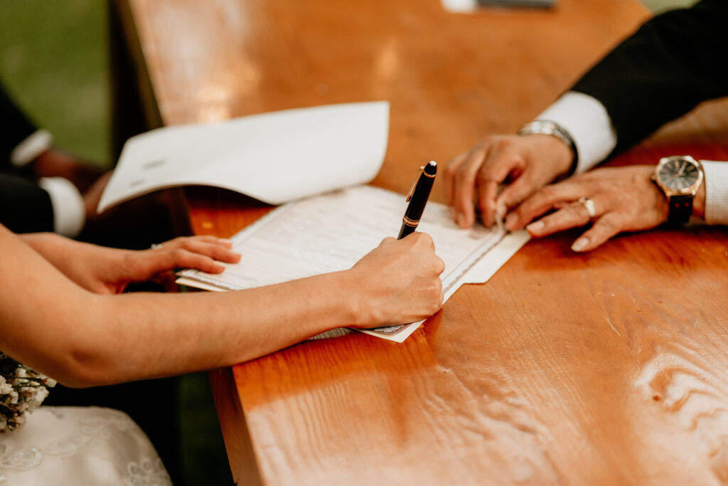 Descubra o que considerar antes de contratar um consórcio, incluindo taxas, reajustes e como escolher uma administradora confiável.